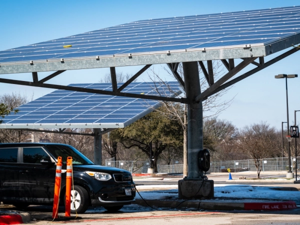 Fotografía de una instalación de Punto de Recarga en una estación renovable con placas solares