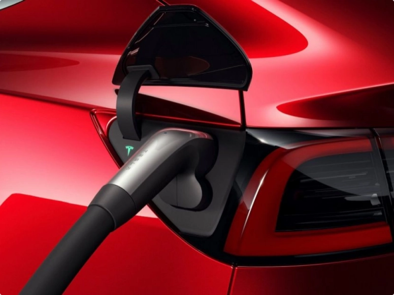 Fotografía cargando un coche Tesla con un punto de carga para vehículos eléctricos