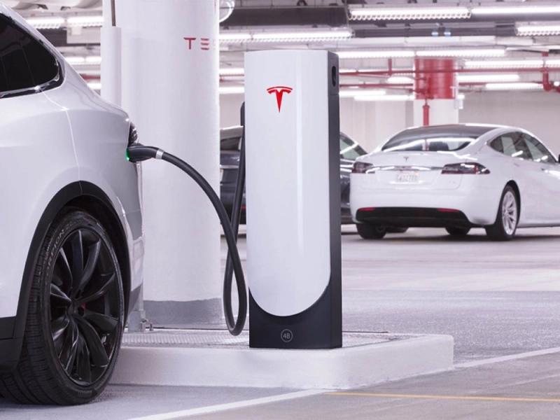 Fotografía de un parking con puntos de carga Tesla